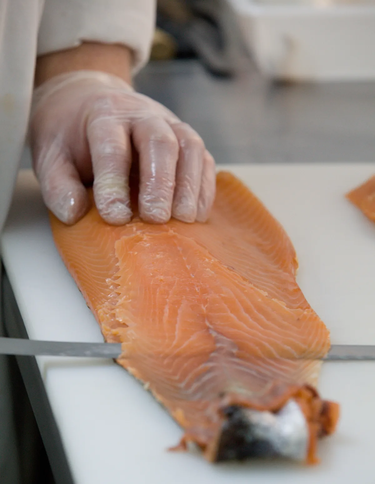 Tranchage au couteau d’un saumon fumé Le Saumonier