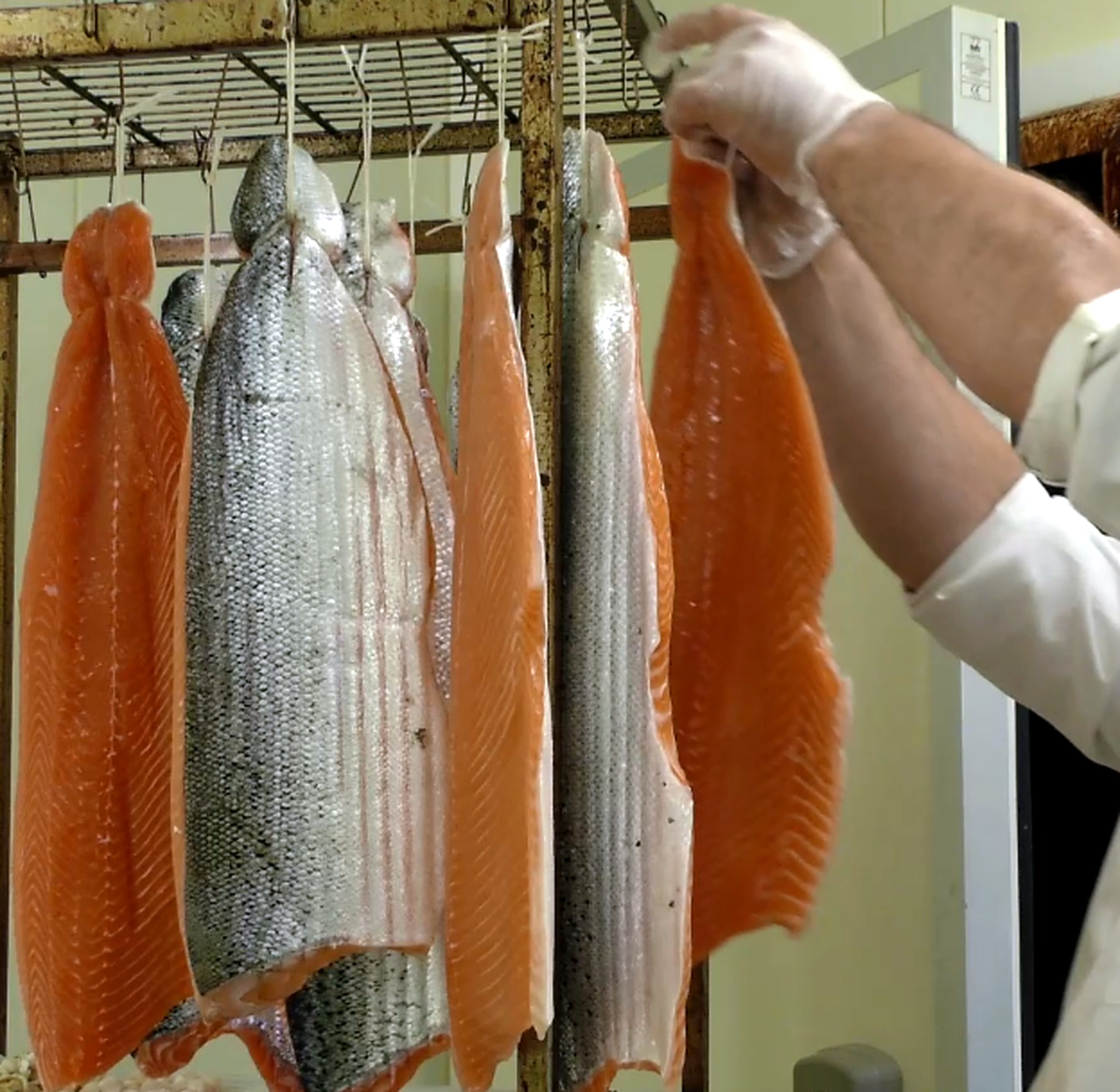 Accrochage des filets à la ficelle