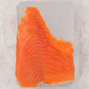 Tranches de saumon fumé présentées sur une plaquette