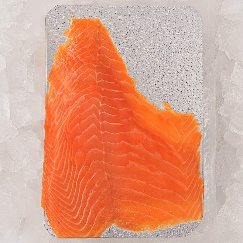 Tranches de saumon fumé présentées sur une plaquette