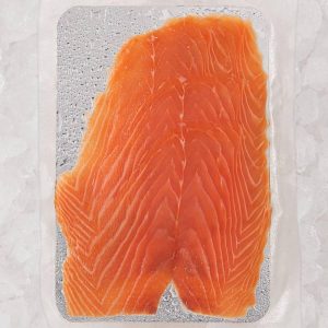 Tranches de poisson fumé présentées sur une plaquette