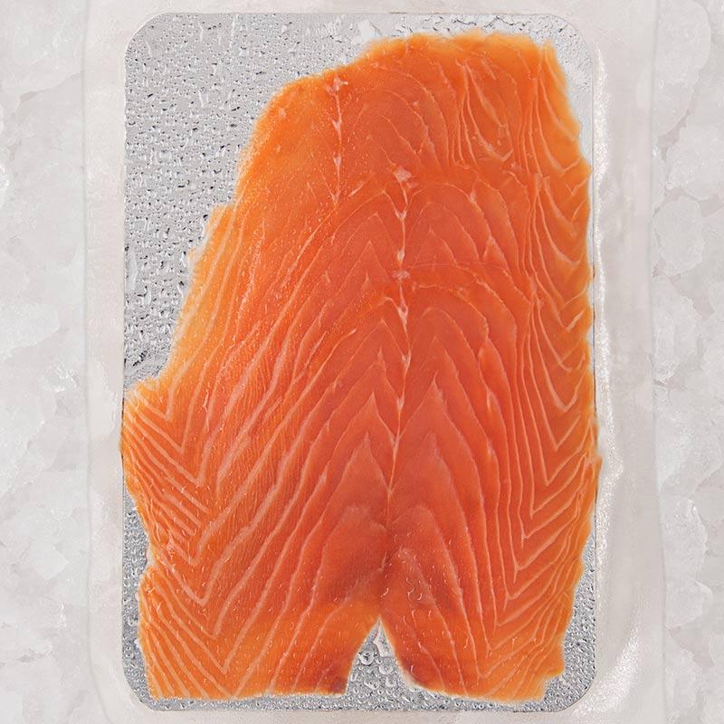 Tranches de poisson fumé présentées sur une plaquette