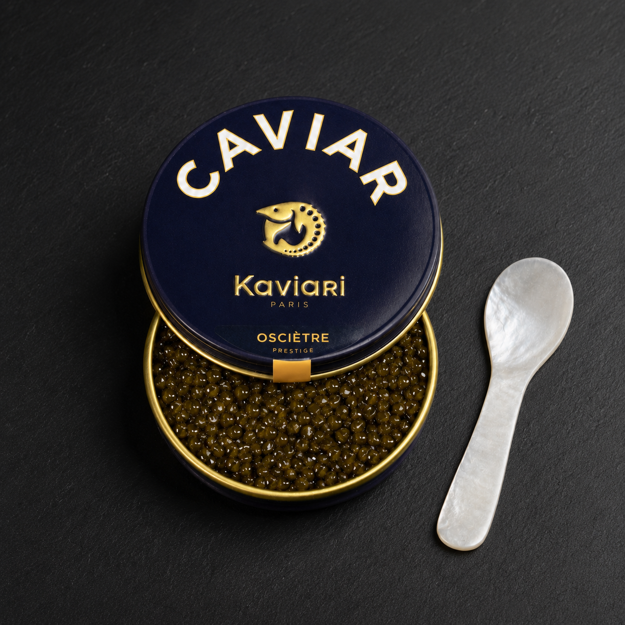 Boîte de caviar osciètre Kaviari ouverte, avec une cuillère de dégustation