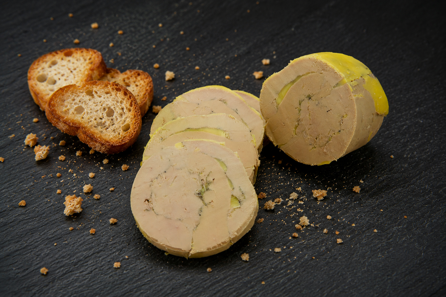 Tranches de foie gras maison accompagnées de toasts