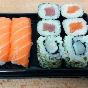 2 nigiris saumon, 2 makis saumon, 2 makis thon, 2 uramakis saint jacques