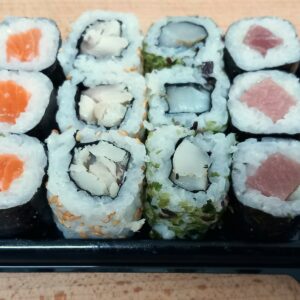 3 makis saumon, 3 makis thon, 3 uramakis daikon, 3 uramakis saint jacques