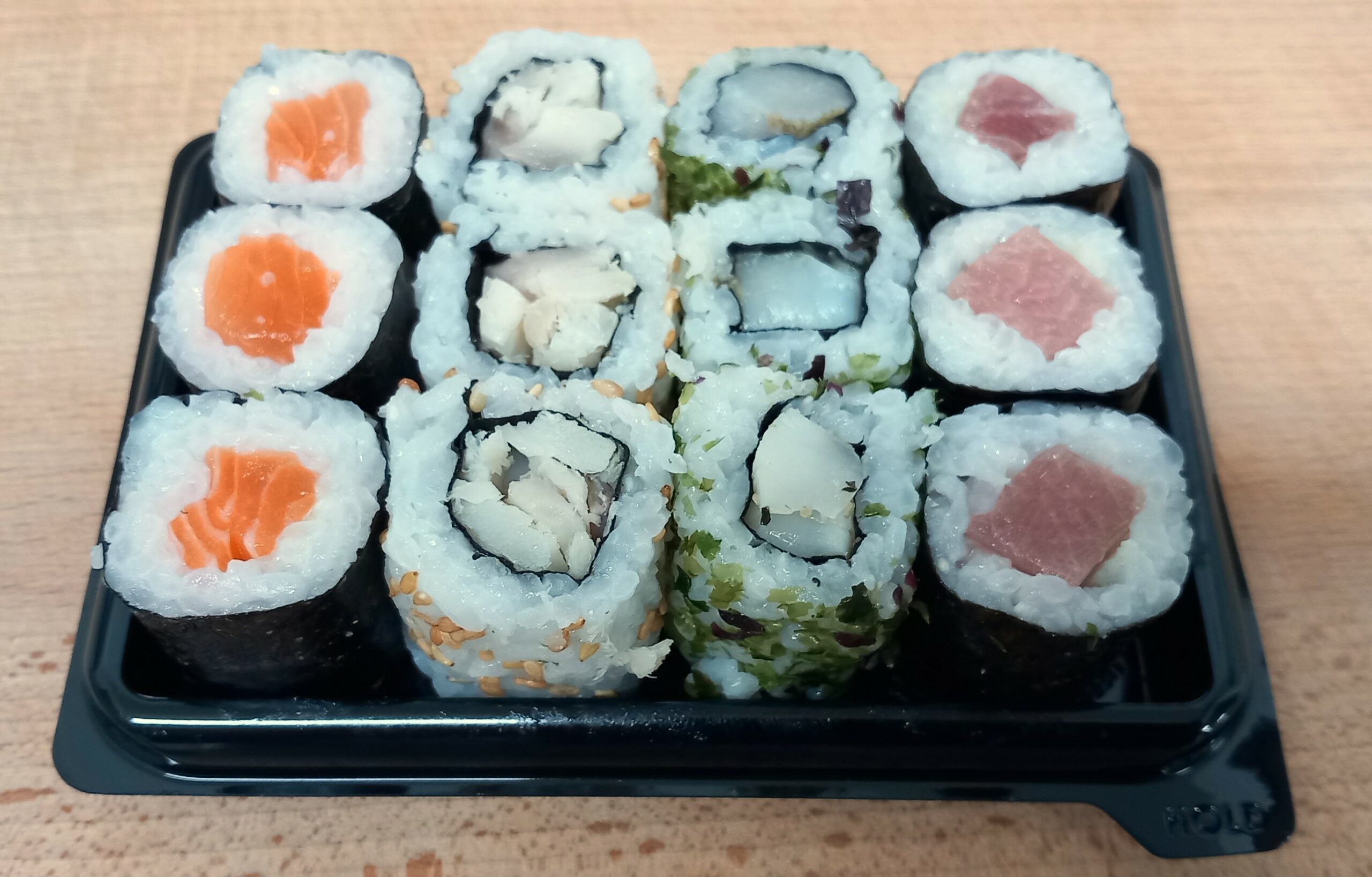 3 makis saumon, 3 makis thon, 3 uramakis daikon, 3 uramakis saint jacques