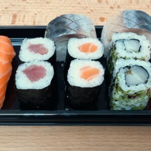 2 nigiris, 4 makis, 4 uramakis, 2 oshimakis