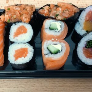 10 sushis au saumon: 2 nigiris, 2 makis, 2 makis saumon fumé, 2 gunkans tartare, 2 futomakis