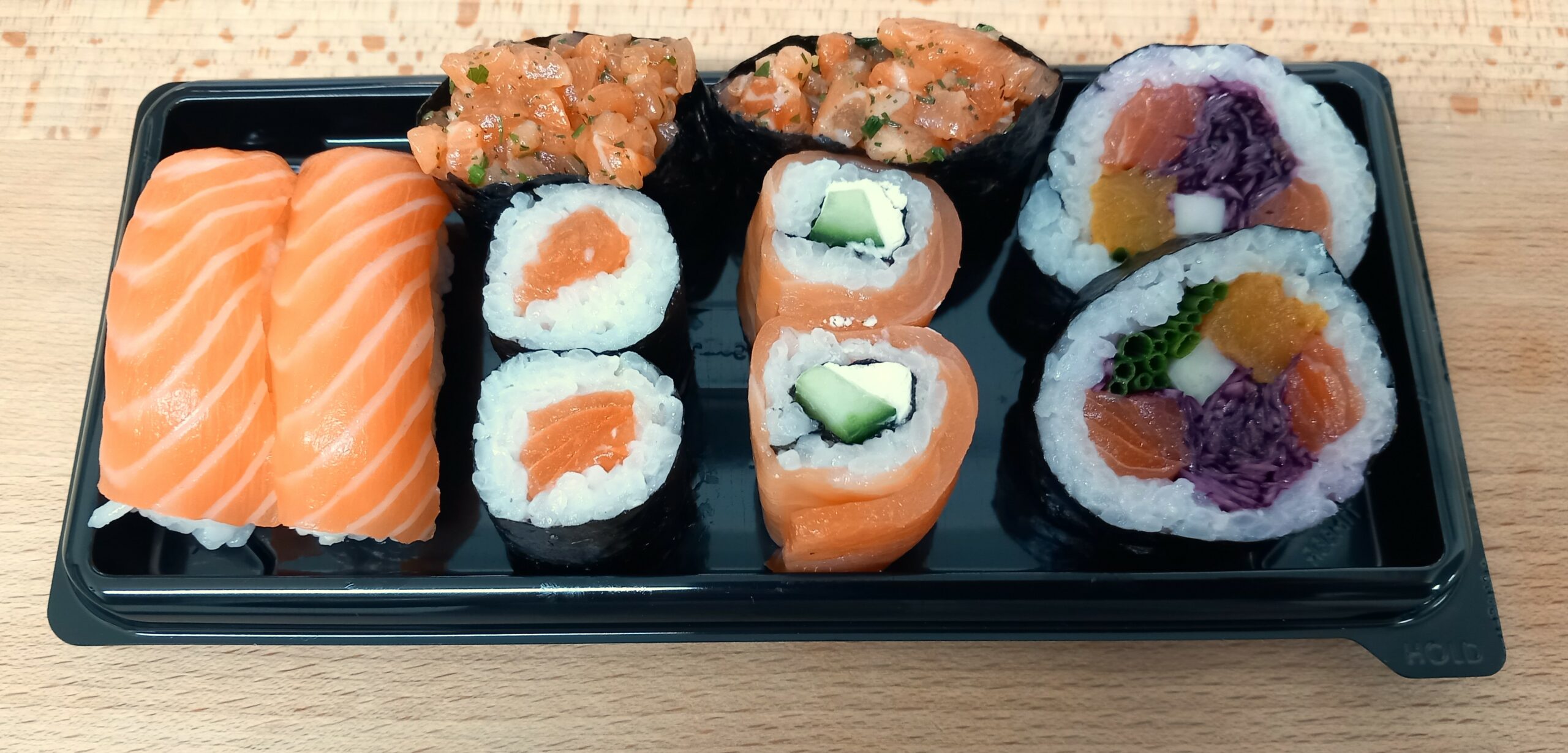 10 sushis au saumon: 2 nigiris, 2 makis, 2 makis saumon fumé, 2 gunkans tartare, 2 futomakis