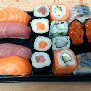 2 nigiris saumon, 2 nigiris thon ou poisson blanc, 4 makis, 4 uramakis 2 oshimakis, 2 gunkans
